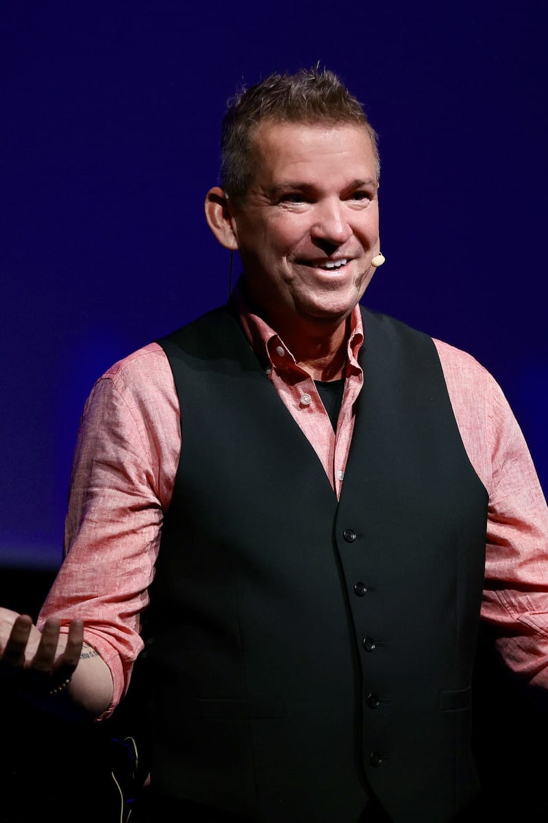 Porträtt av Micke Darmell, föreläsare och expert inom möten, arbetsliv och mänskliga relationer.