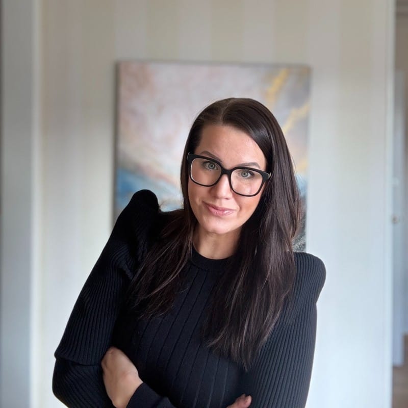 "Anna Öberg står på scen och talar inför publik."